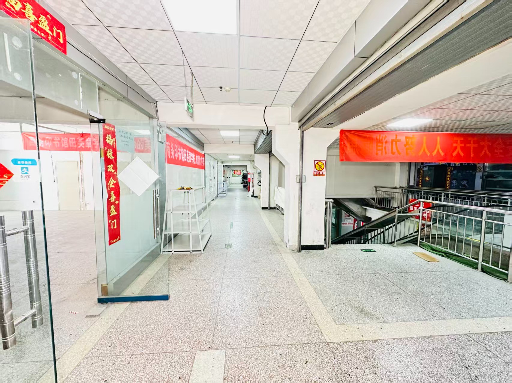 银隆青春里引入人工智能技术应用场景，推动AI与商业、零售、电商、企业服务等领域融合发展。